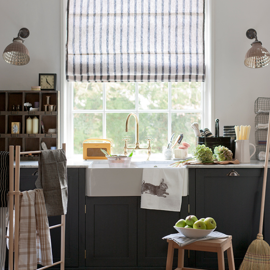 Charcoal grey kitchen | traditional decorating ideas | Homes & Gardens | Housetohome.co.uk