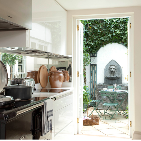White glossy kitchen