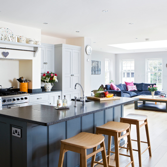 Traditional painted open-plan kitchen