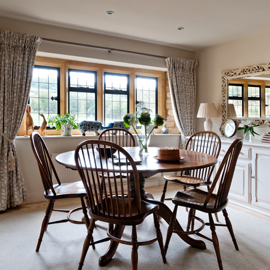 Neutral dining room with wanut table