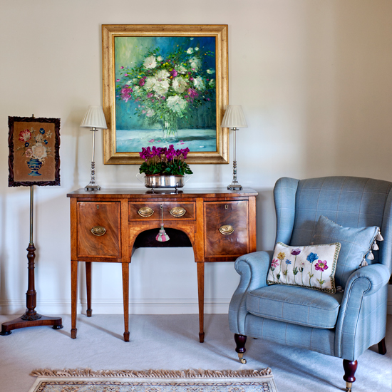 Traditonal living room corner