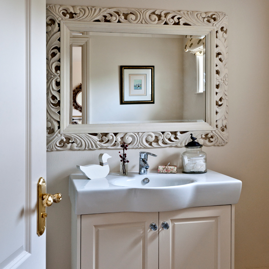 Striking neutral bathroom