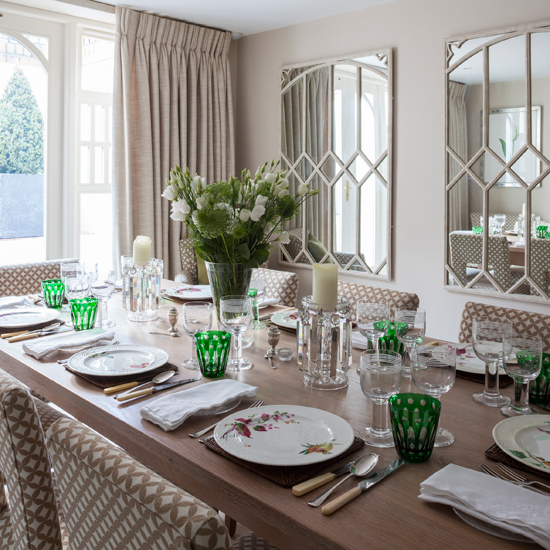 Traditional relaxed dining room