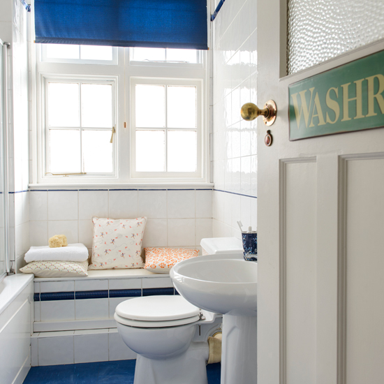 Blue and white coastal bathroom | Bathroom decorating ideas