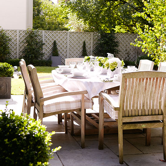 Traditional garden patio dining area | Garden decorating | Country Homes & Interiors | Housetohome.co.uk