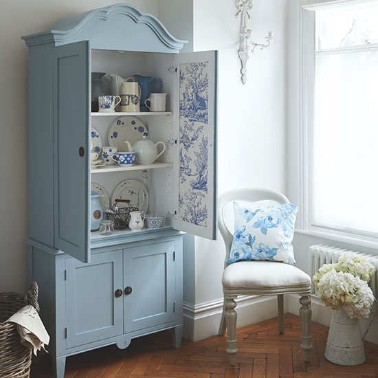 Blue and white dining room