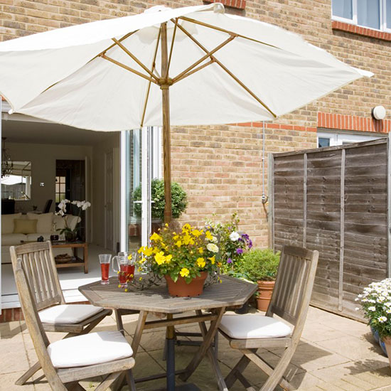 Alfresco summer dining | Small garden | Garden | PHOTO GALLERY | 25 Beautiful Homes | Housetohome.co.uk