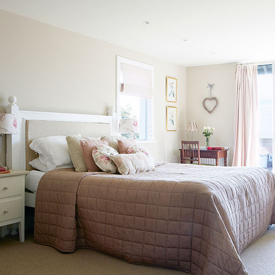 Cream and pink country bedroom | Bedroom decorating ...