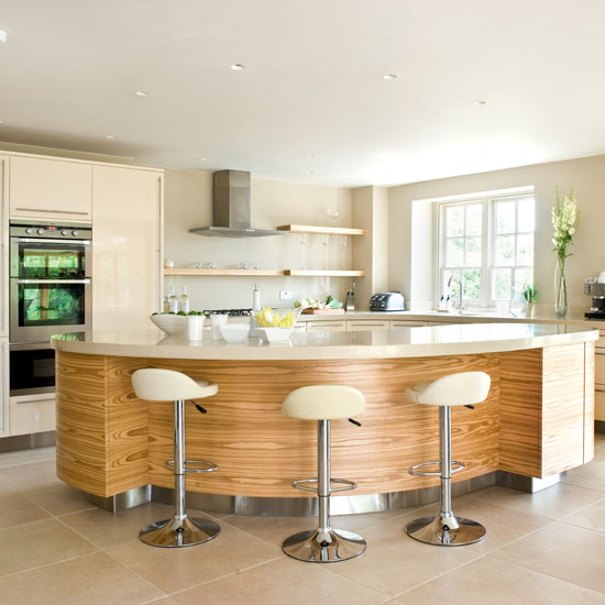 Sleek and glossy breakfast bar | Sleek and glossy kitchen | Kitchen tour | PHOTO GALLERY | Beautiful Kitchens | Housetohome.co.uk