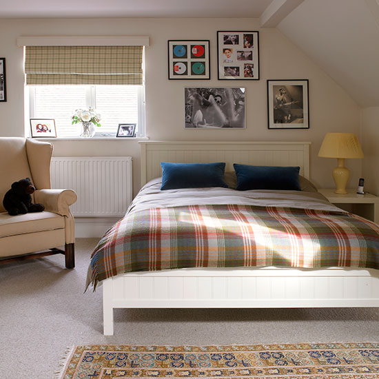 Traditional white bedroom with tartan throw | Bedroom decorating | 25 ...