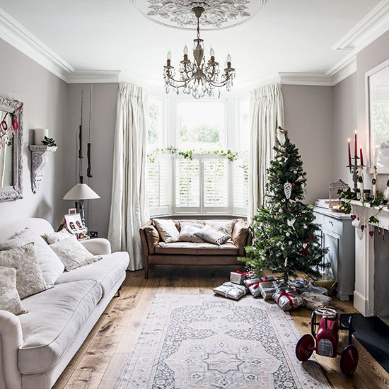 Traditional-white-festive-living-room.jpg