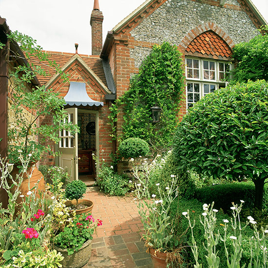 Country garden | Front garden design ideas | Garden | PHOTO GALLERY | Country Homes and Interiors | Housetohome.co.uk