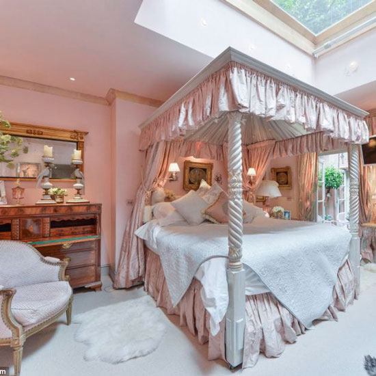 Live like a princess: two-bed Knightsbridge flat is a fairytale dream come true (for someone) Live like a princess: two-bed Knightsbridge flat is a fairytale dream come true (for someone)