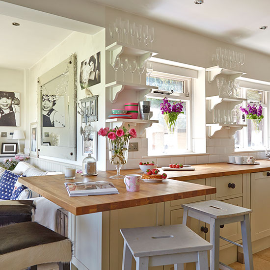 Neutral country kitchen with bright decor | Decorating ...