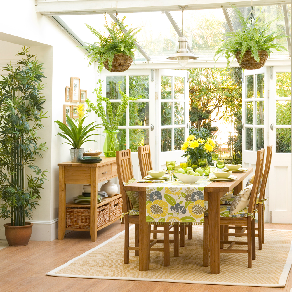 Small conservatory with dining area
