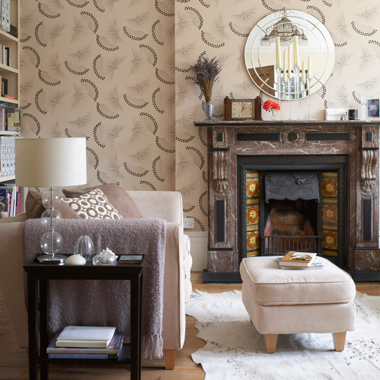 Oriental living room with motif wallpaper | Oriental-inspired room ...